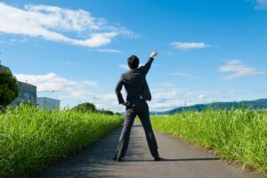 空を指さすビジネスマン